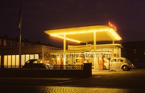 Shell_Tankstelle_1960_nachts_VW_ovalkafer_bad_oldesloe_Oldtimer.jpg