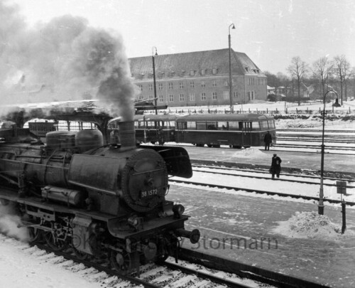 bad_oldesloe_Bahnhof_1953_BR38_1572_Uerdinger_Schienenbus_Prototyp_VT95.jpg