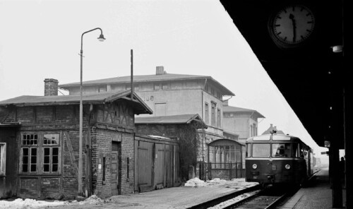 bad_oldesloe_bahnhof_1957_Gleis_Bahnsteig_Bahnhofsgebaude_Brucke_Fusgangerbrucke_Eisenbahnuberfuhrung-1.jpg