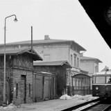 bad_oldesloe_bahnhof_1957_Gleis_Bahnsteig_Bahnhofsgebaude_Brucke_Fusgangerbrucke_Eisenbahnuberfuhrung-1