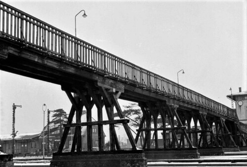 bad_oldesloe_bahnhof_1957_Gleis_Bahnsteig_Bahnhofsgebaude_Brucke_Fusgangerbrucke_Eisenbahnuberfuhrung-2.jpg