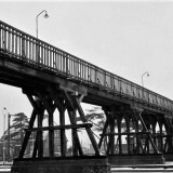 bad_oldesloe_bahnhof_1957_Gleis_Bahnsteig_Bahnhofsgebaude_Brucke_Fusgangerbrucke_Eisenbahnuberfuhrung-2