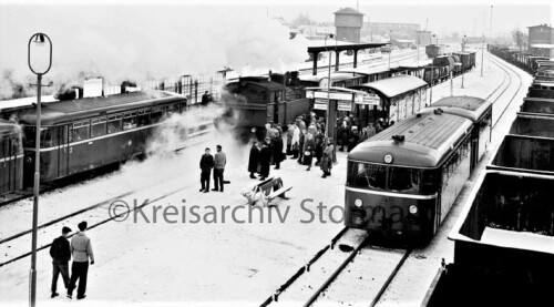 bad oldesloe bahnhof 1957 Gleis Bahnsteig Bahnhofsgebäude Brücke Fußgängerbrücke Eisenbahnüberführun