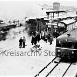 bad_oldesloe_bahnhof_1957_Gleis_Bahnsteig_Bahnhofsgebaude_Brucke_Fusgangerbrucke_Eisenbahnuberfuhrung-3