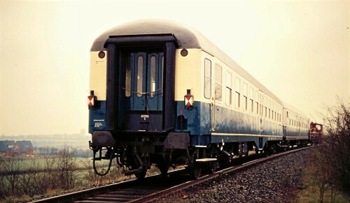 rolfshagen_bahnhof_1977_Filmdreh_DB_Dreharbeiten_UIC_ozeanblau_beige_Kof3_Br323_BR322-1.jpg