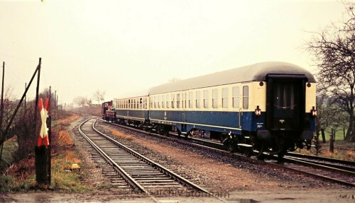 rolfshagen_bahnhof_1977_Filmdreh_DB_Dreharbeiten_UIC_ozeanblau_beige_Kof3_Br323_BR322-2.jpg