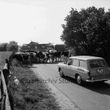 rumpel_Ruempel_bahnhof_1970_Bahnubergang_Schranke_Kuhe-VW_412_Variant_TL