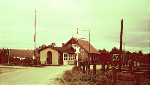 rumpel ruempel bahnhof 1966 Bahnübergang Hauptstrecke Vogelfluglinie Schranken Bahnwärterhäuschen (2