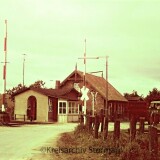 rumpel_ruempel_bahnhof_1966_Bahnubergang_Hauptstrecke_Vogelfluglinie_Schranken_Bahnwarterhauschen-2