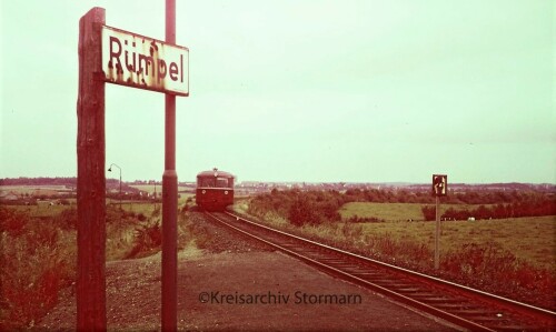 rumpel_ruempel_bahnhof_1966_Bahnubergang_Hauptstrecke_Vogelfluglinie_Schranken_Bahnwarterhauschen-3.jpg