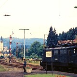 BR145_Bahnhof_Titisee_Schwarzwald_E-Lok_DB_Deutsche_Bundesbahn_1973_Umbauwagen_Epoche_3