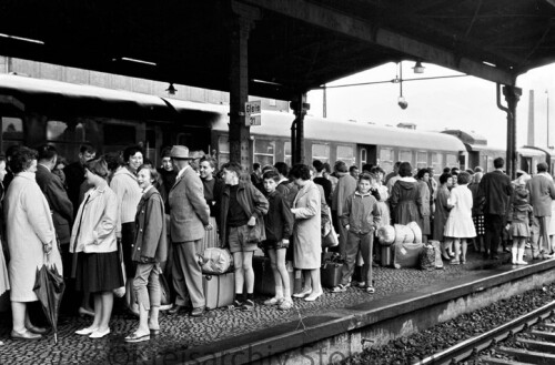 Bad_Oldesloe_Bahnhof_1960Eilzug_Umbauwagen.jpg