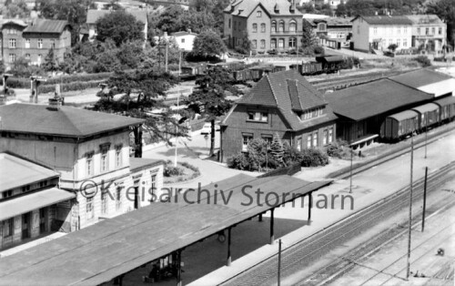 Bad_Oldesloe_Bahnhof_1960_Vogelfluglinie_Deutsche_Bundesbahn_Bahnsteig_Bahnhofsgebaude-2.jpg