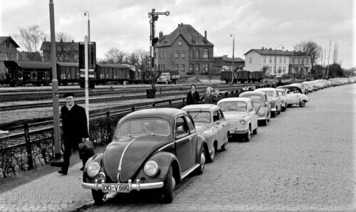 Bad Oldesloe Bahnhof 1965 parken VW Käfer Lloyd Fiat 600 Borgwardt (1)