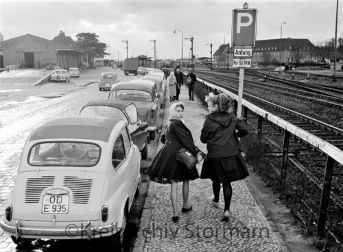 Bad_Oldesloe_Bahnhof_1965_parken_VW_Kafer_Lloyd_Fiat_600_Borgwardt-2.jpg