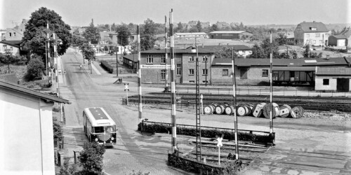 Bad_Oldesloe_Bahnubergang_1960__Bahnschranke_Bussing_Buessing_Bus.jpg