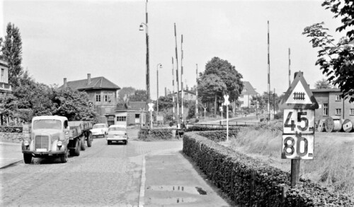 Bad_Oldesloe_Bahnubergang_1961_BR03_Dampflok_Bahnschranke-4.jpg