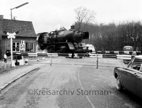 Bad_Oldesloe_Bahnubergang_1961_BR03_Dampflok_Bahnschranke_Ford_Badewanne_VW_t1_Bus.jpg