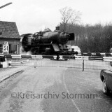 Bad_Oldesloe_Bahnubergang_1961_BR03_Dampflok_Bahnschranke_Ford_Badewanne_VW_t1_Bus