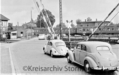 Bad Oldesloe Bahnübergang 1963 Bahnschranke Mercedes 170B VW Käfer