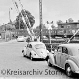 Bad_Oldesloe_Bahnubergang_1963_Bahnschranke_Mercedes_170B_VW-Kafer