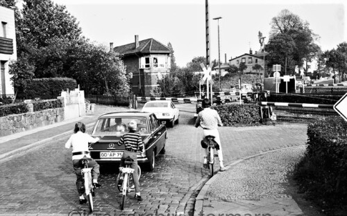 Bad Oldesloe Bahnübergang 1971 BR220 V200 Dampflok Bahnschranke Mercedes 8 (1)