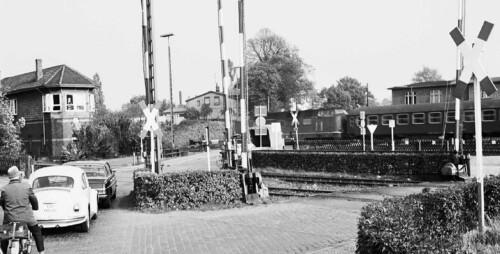 Bad Oldesloe Bahnübergang 1971 BR220 V200 Dampflok Bahnschranke Mercedes 8 (2)