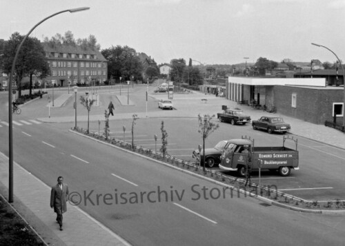 bad_oldesloe_bahnhof_1961_Neubau_Parkplatz_VW_T1_Pritsche_Ford_Badewanne_Mercedes_Spitzflosse_Ponton_CitroenDS.jpg