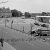 bad_oldesloe_bahnhof_1961_Neubau_Parkplatz_VW_T1_Pritsche_Ford_Badewanne_Mercedes_Spitzflosse_Ponton_CitroenDS