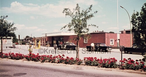 bad_oldesloe_bahnhof_1962Mercedes_Benz_Spitzflosse_Taxi_schwarz.jpg