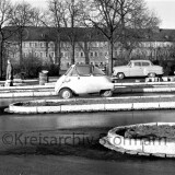 bad_oldesloe_bahnhof_1969_Parkplatz_Hekel_Borgward_VW