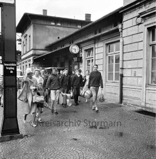 c-Bad_Oldesloe_Bahnhof_1962_Schulklasse.jpg