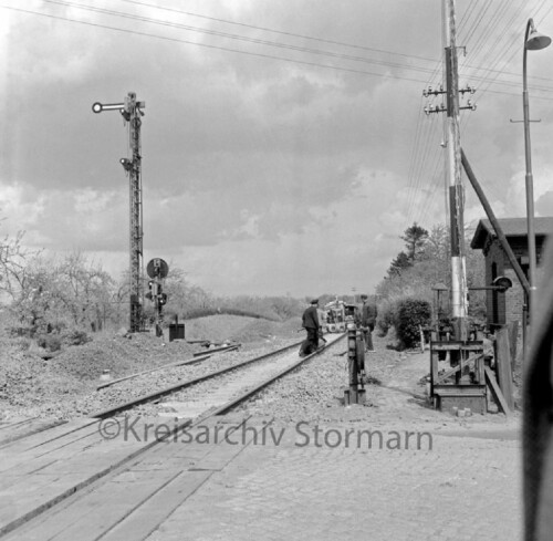 c-Bad_Oldesloe_Bahnubergang_1962_Schranke_Bahnwarterhauschen-1.jpg