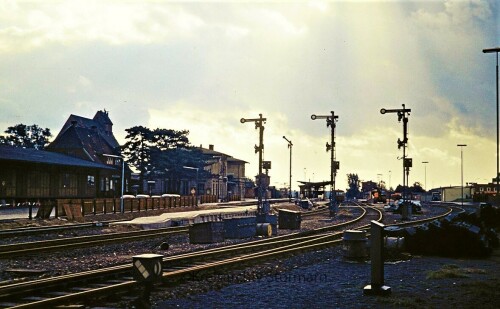 Alter_Bahnhof_Bad_Oldesloe_1972-1-Flugelsignale_Guterschuppen.jpg