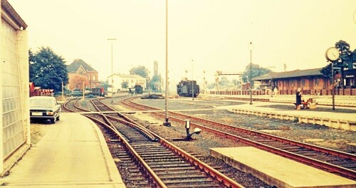 Audi_60_schwarz_bahnhof_bad_oldesloe_1968_Dampflok_Dampfbetrieb-5.jpg