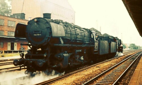 BR044_031_BR_044_Doppeltraktion_bahnhof_bad_oldesloe_1968_Dampflok_Dampfbetrieb-4.jpg