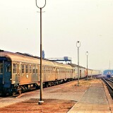 Bad_Oldesloe_Bahnhof_1967_2_V160_Lollo_LBE_DoSto_Doppelstockwagen_Hasenkasten_Mitteleinstiegswagen_Epoche_3