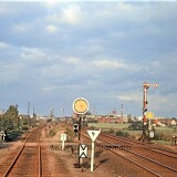 Bahnhof_Bad_Oldesloe_1972-4_Strecke_von_Hamburg_Schwarzenbek_Vorsignal_Hauptsignal_Flugelsignal