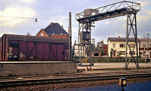 Bahnhof_Bad_Oldesloe_1972_Portalkran_Bockkran_Lastenkran.jpg