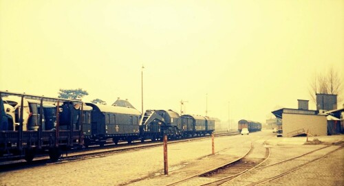 Bahnhof_Bad_Oldesloe_1976_Bauzug_DB_Dampfkran_Schwerlastkran_Schiene-3.jpg