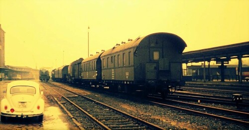 Bahnhof_Bad_Oldesloe_1976_Bauzug_DB_Schwerlastkran_Schiene-4.jpg