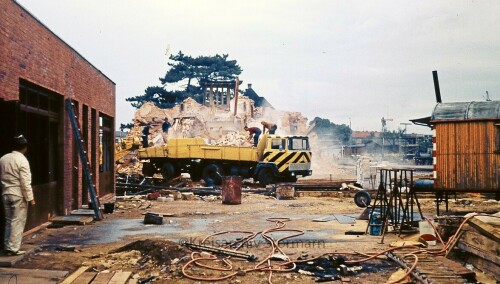 alter_bahnhof_bad_oldesloe_Abris_Abriss_1967-3_Magirus_Deutz_Baustellenfahrzeug.jpg