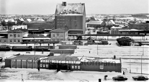 c_bad_oldesloe_1968_neuer_Bahnhof_Gleis_Bahnhofsvorplatz-1.jpg