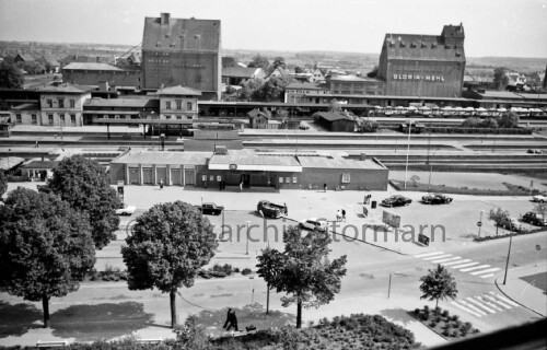 c_bad_oldesloe_1968_neuer_Bahnhof_Gleis_Bahnhofsvorplatz-2.jpg