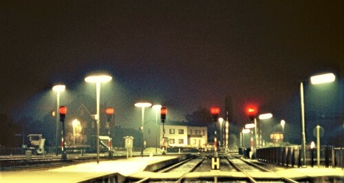 Bad_Oldesloe_Bahnhof_1979_bei_Nacht_Lichtsignale-3.jpg