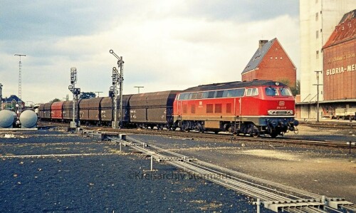 Umbau_von-Flugel-auf_Lichtsignale_1976_bad_oldesloe_bahnhof_Bahnhofsmodernisierung_BR_218.jpg