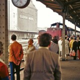 V100_BR212_Bad_Oldesloe_Bahnhof_1973_Nahverkehr_Bahnsteig