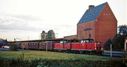 V100 BR212 Doppeltraktion vor Güterzug Bad Oldesloe Bahnhof 1973