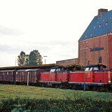 V100_BR212_Doppeltraktion_vor_Guterzug_Bad_Oldesloe_Bahnhof_1973