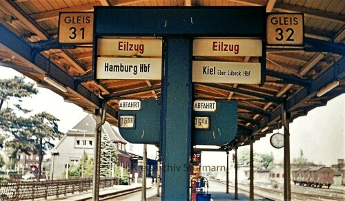 bahnhof_bad_oldesloe_1973_Zugzielanzeiger_Schaltkasten_Alte_Bahnsteigbeschilderung-2.jpg